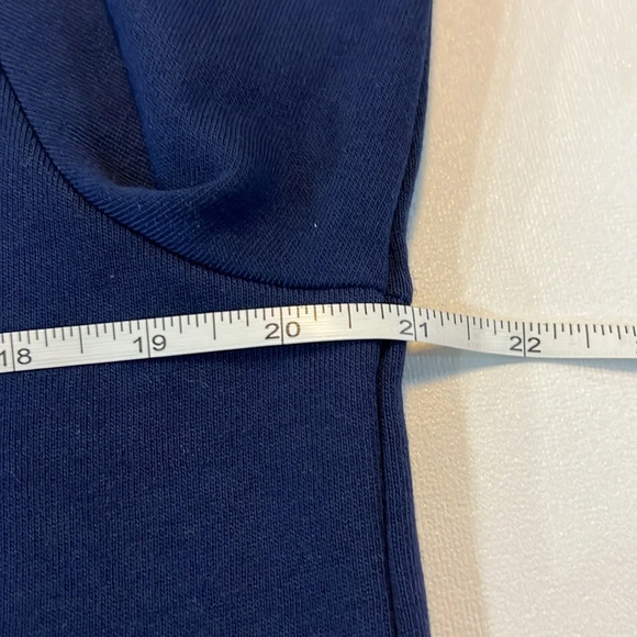NWT Izod women’s Navy Blue Tunic Long sleeves - Contrast Hem size Medium - Picture 8 of 9